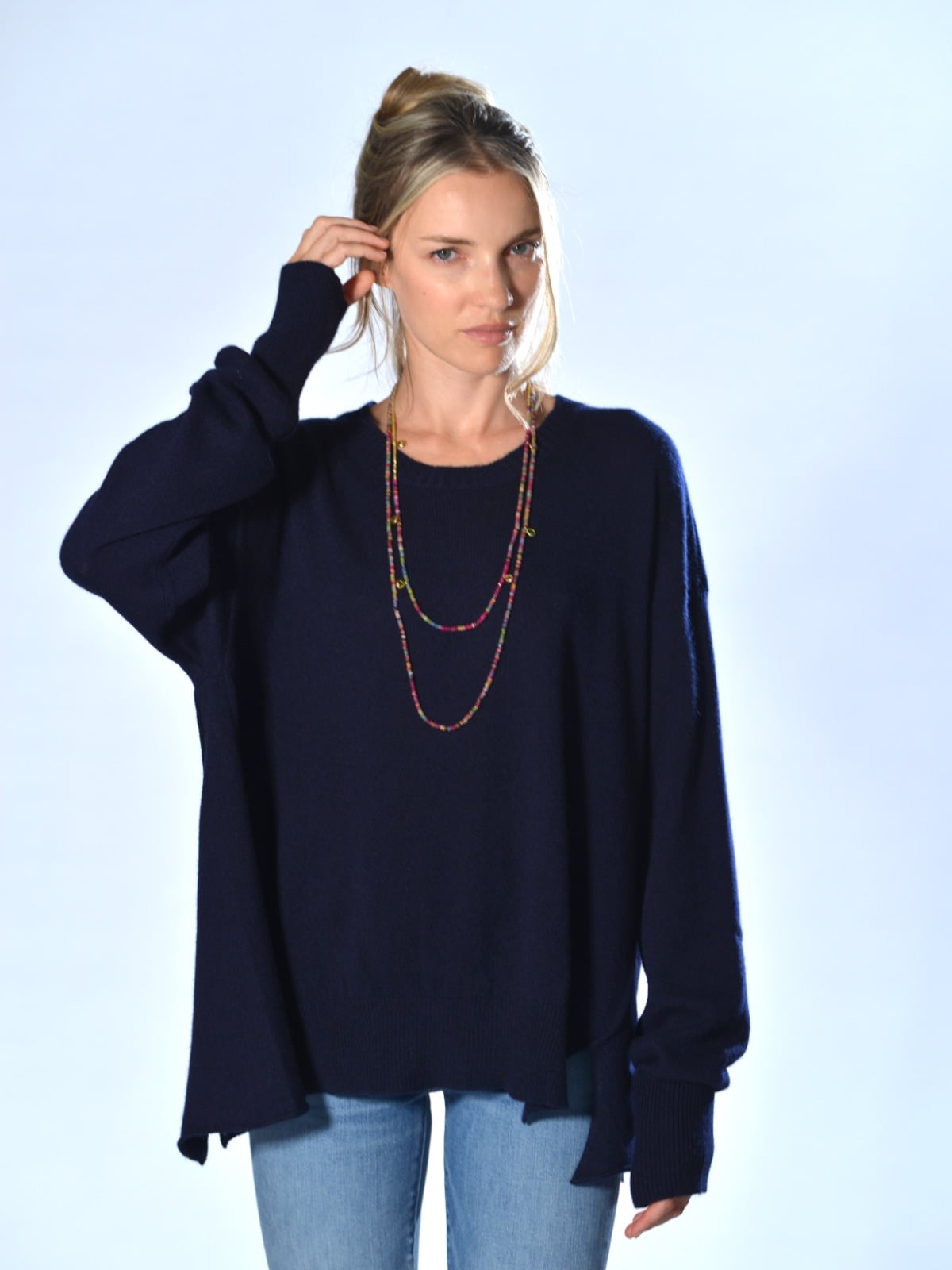 Maglia blu over in cashmere leggero, con spalla molto calata, cuciture sagomate a vista e fondo irregolare, Marina Lari.