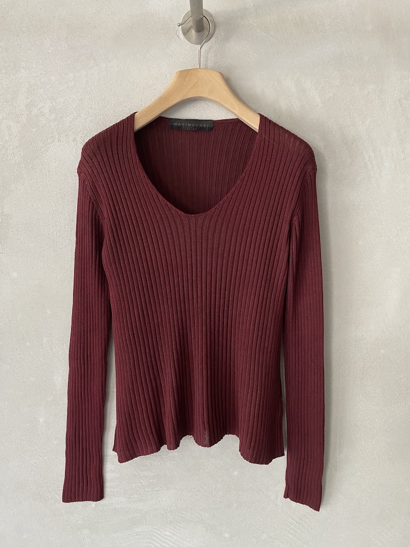 Maglia bordeaux in seta con lavorazione a coste verticali, scollo a V, maniche lunghe e linea leggermente svasata, Marina Lari.