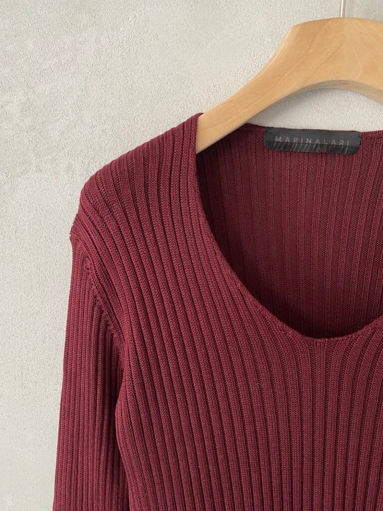 Maglia bordeaux in seta a coste verticali con scollo a V Marina Lari 3