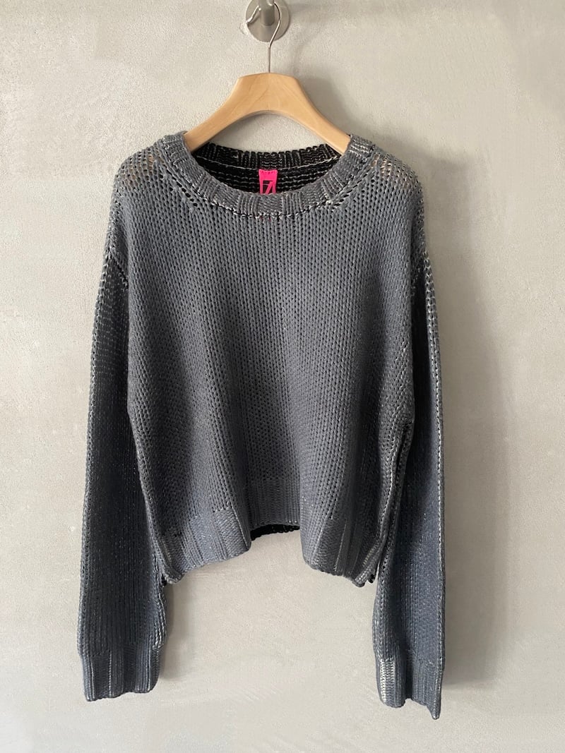 Maglia grigia over boxy in lana e cashmere, con doppia tintura a mano, effetto bicolore e lavorazione a maglia aperta, Alessandro Aste.