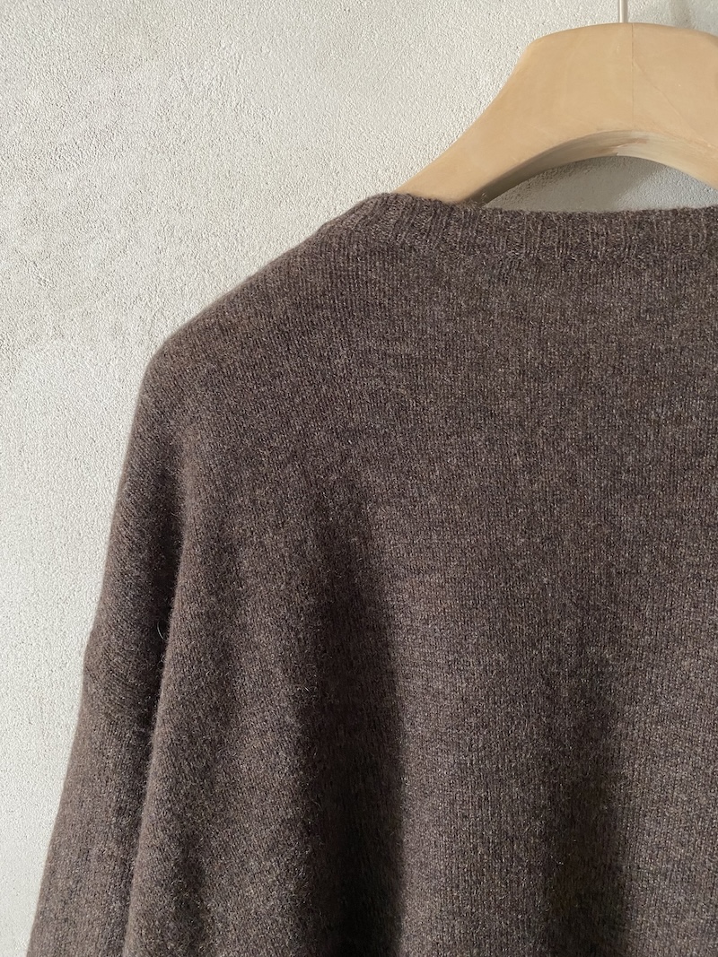 Maglia marrone chiaro over in cashmere leggero con cuciture a vista Marina Lari