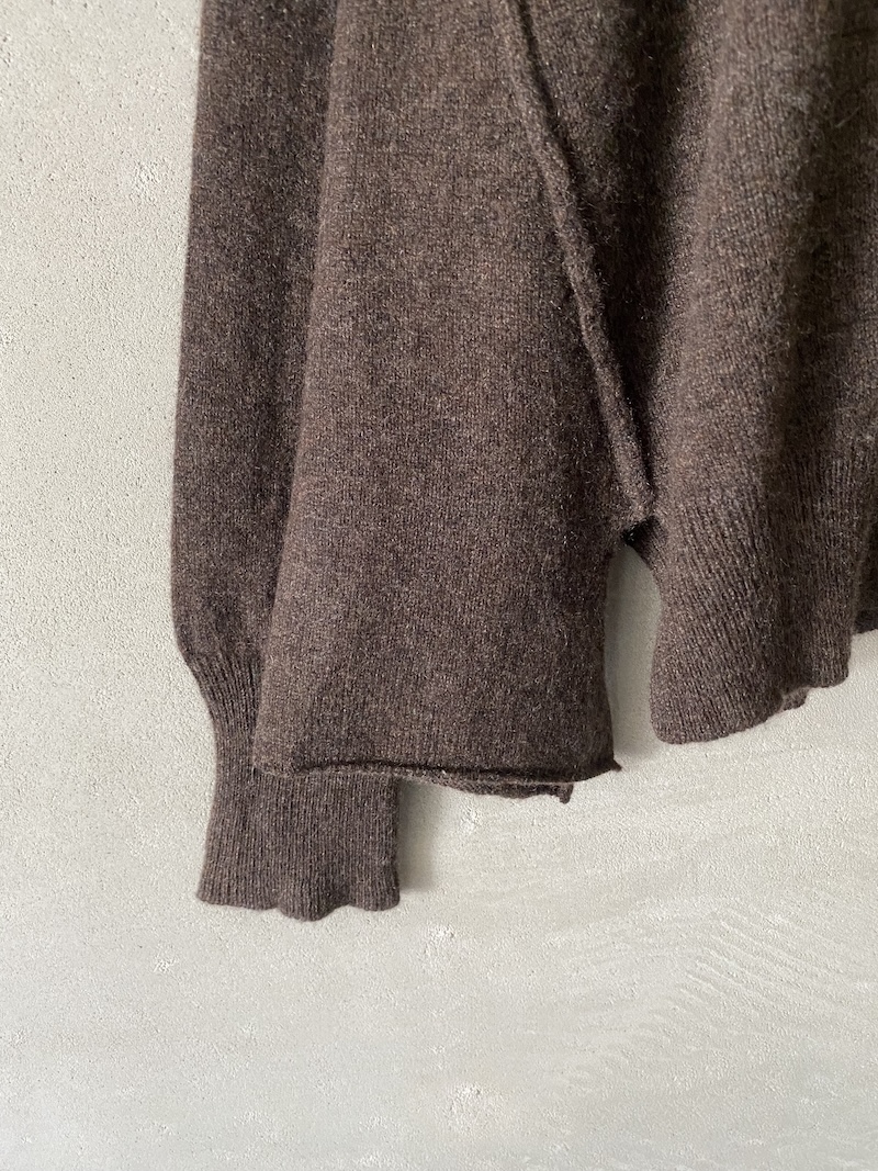Maglia marrone chiaro over in cashmere leggero con cuciture a vista Marina Lari