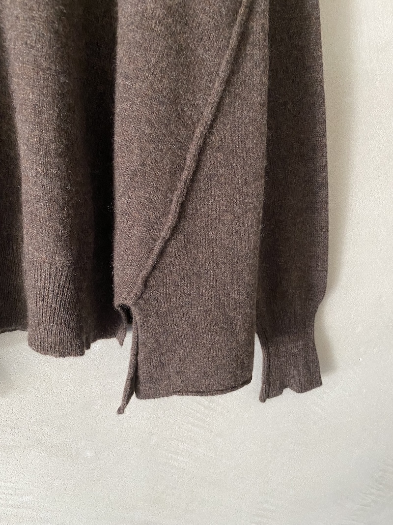 Maglia marrone chiaro over in cashmere leggero con cuciture a vista Marina Lari