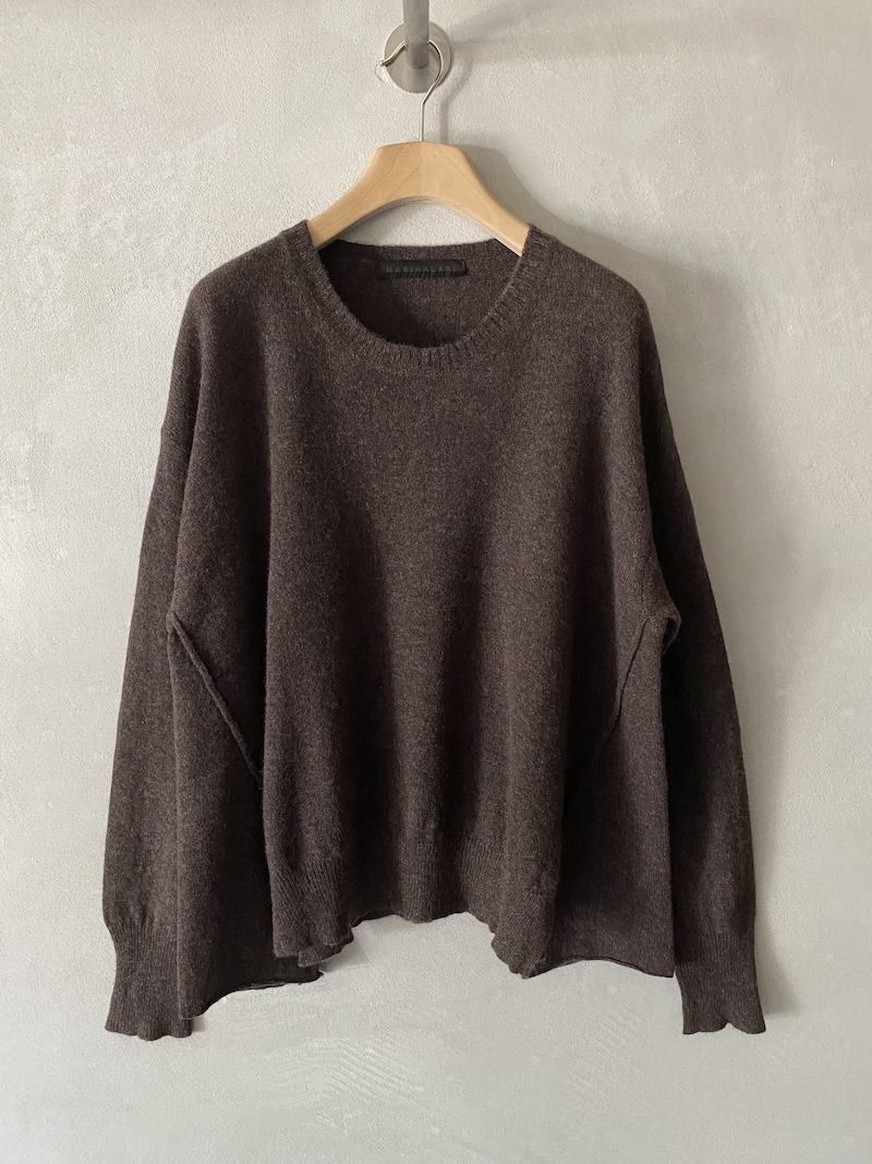 Maglia marrone chiaro over in cashmere leggero, con spalla molto calata, cuciture sagomate a vista e fondo irregolare, Marina Lari.