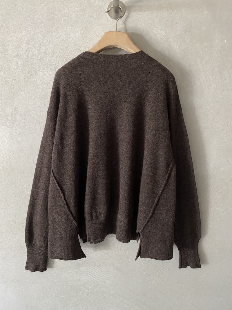 Maglia marrone chiaro over in cashmere leggero con cuciture a vista Marina Lari