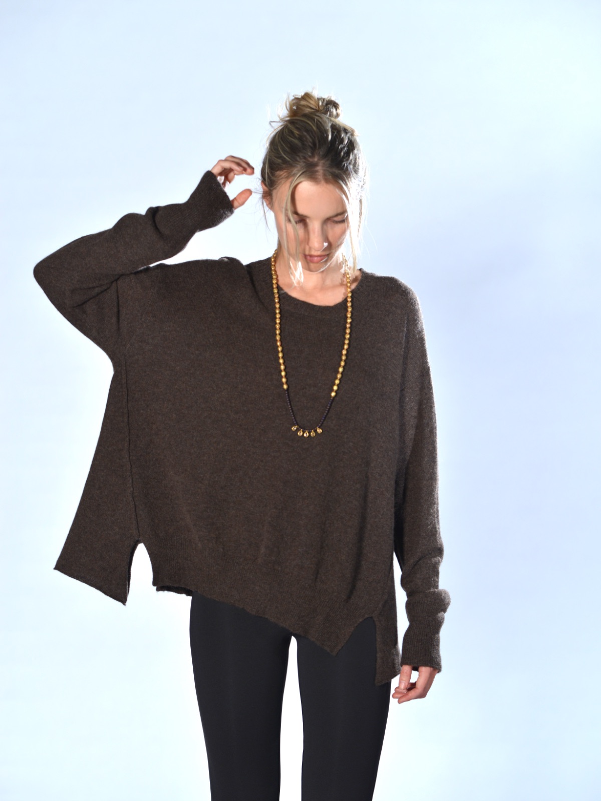 Maglia marrone chiaro over in cashmere leggero, con spalla molto calata, cuciture sagomate a vista e fondo irregolare, Marina Lari.
