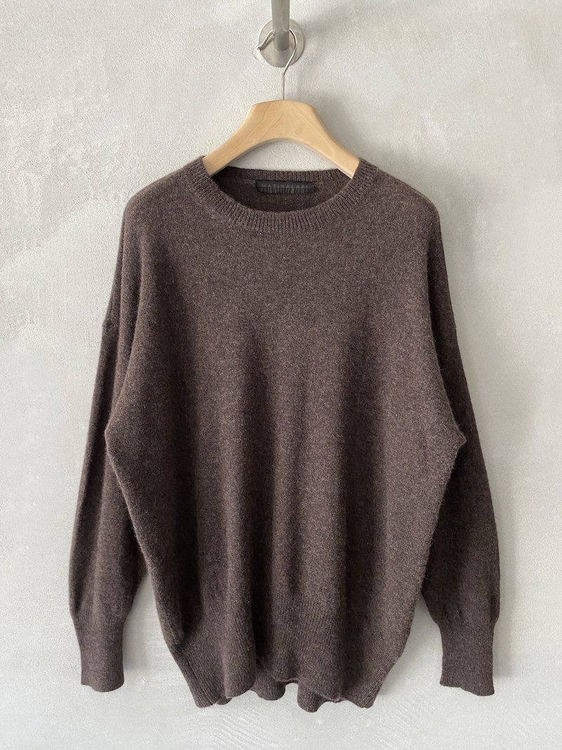 Maglia marrone chiaro oversize in cashmere leggero, con scollo tondo, spalla calata e fondo stondato, Marina Lari.