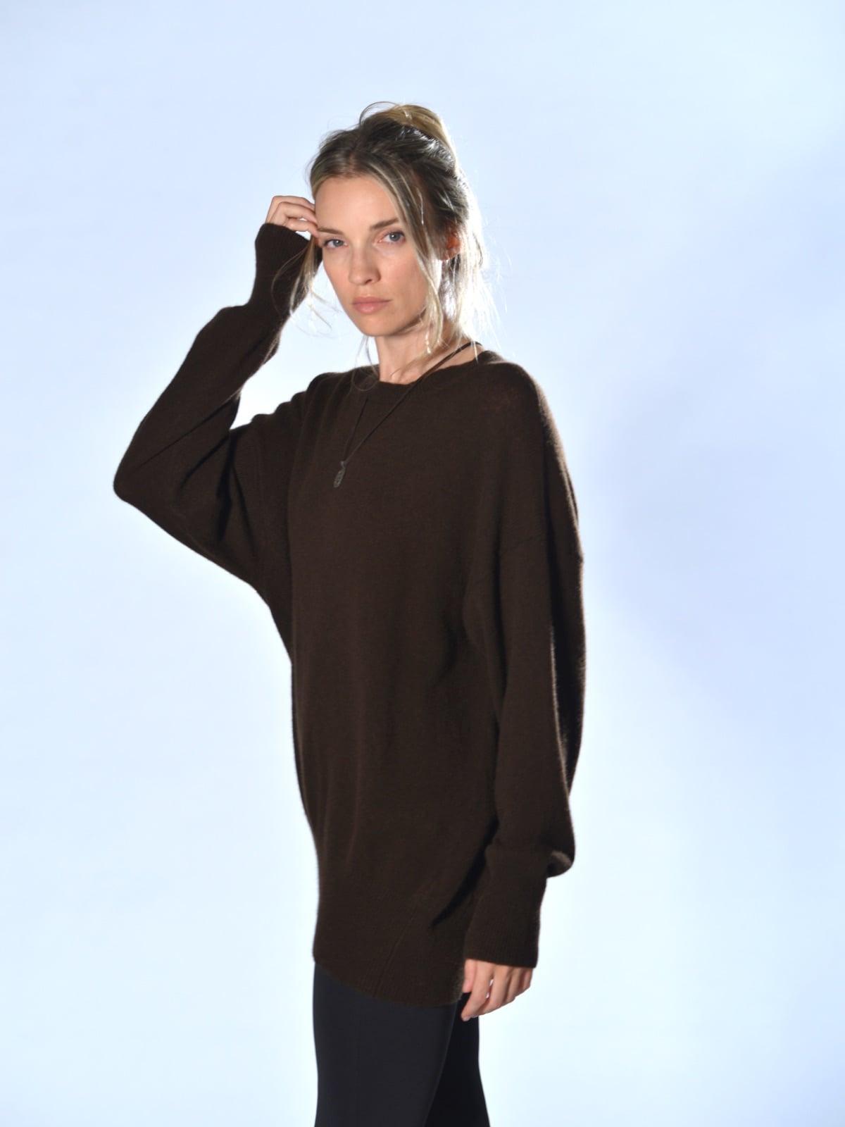 Maglia marrone chiaro oversize in cashmere leggero, con scollo tondo, spalla calata e fondo stondato, Marina Lari.