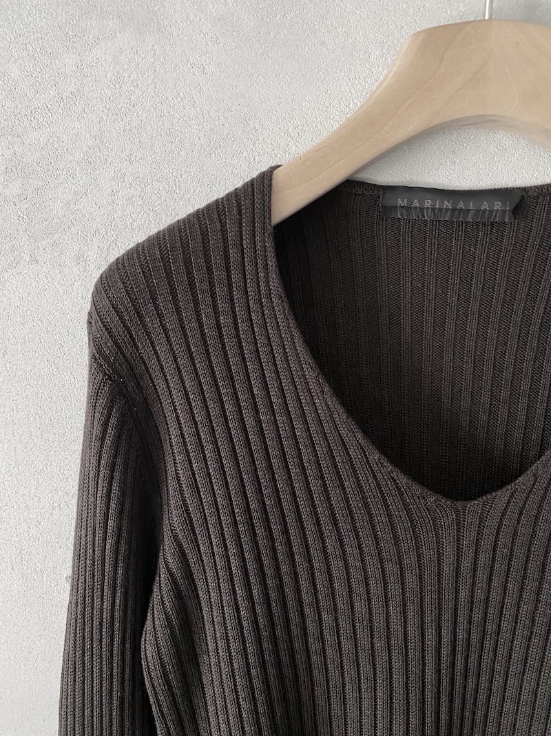 Maglia marrone in seta a coste verticali con scollo a V Marina Lari
