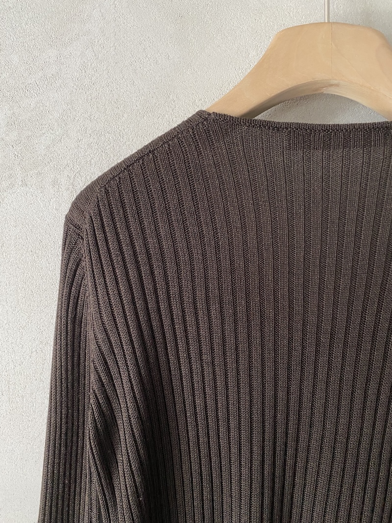 Maglia marrone in seta a coste verticali con scollo a V Marina Lari