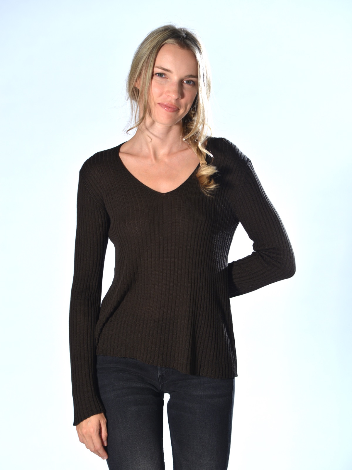 Maglia marrone in seta con lavorazione a coste verticali, scollo a V, maniche lunghe e linea leggermente svasata, Marina Lari.