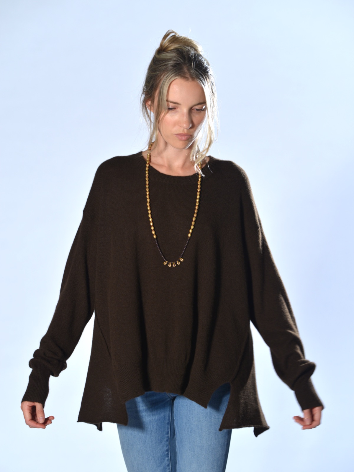 Maglia marrone over in cashmere leggero, con spalla molto calata, cuciture sagomate a vista e fondo irregolare, Marina Lari.