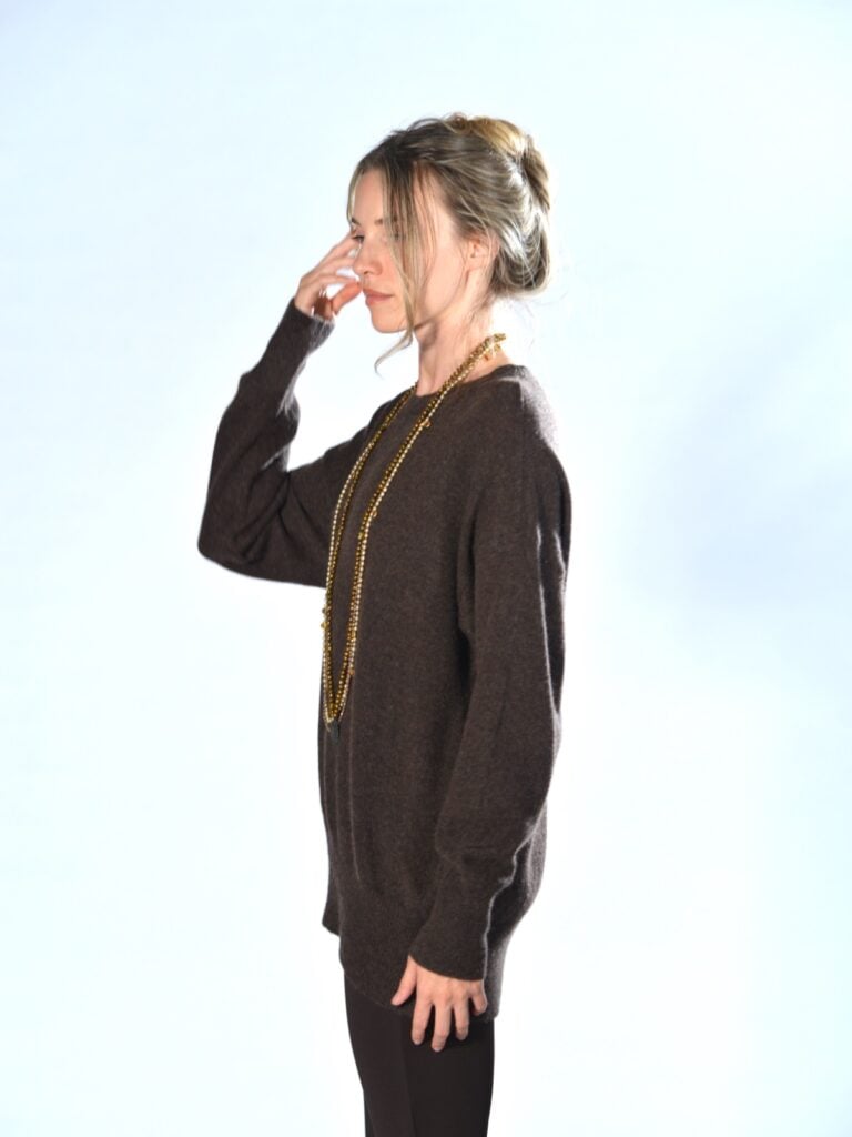 Maglia marrone oversize in cashmere leggero con fondo stondato Marina Lari 1