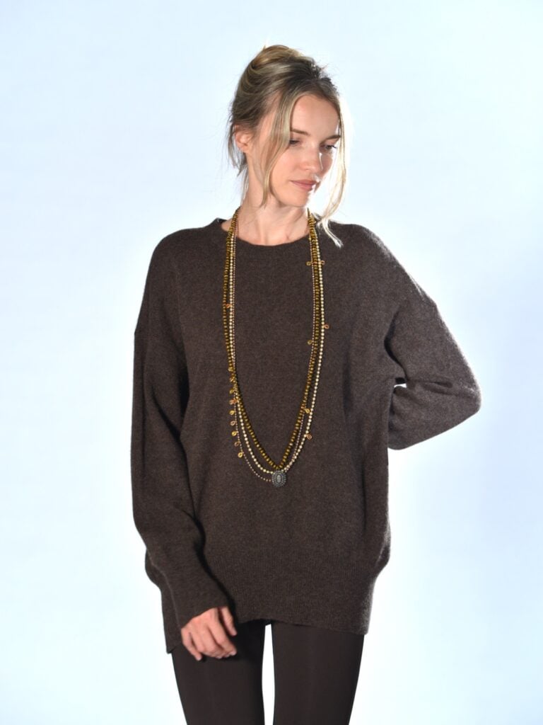 Maglia marrone oversize in cashmere leggero con fondo stondato Marina Lari