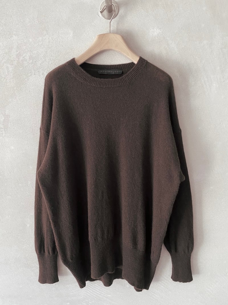 Oversized brown sweater in lightweight cashmere, with a round neck, dropped shoulders and rounded hem, Marina Lari.