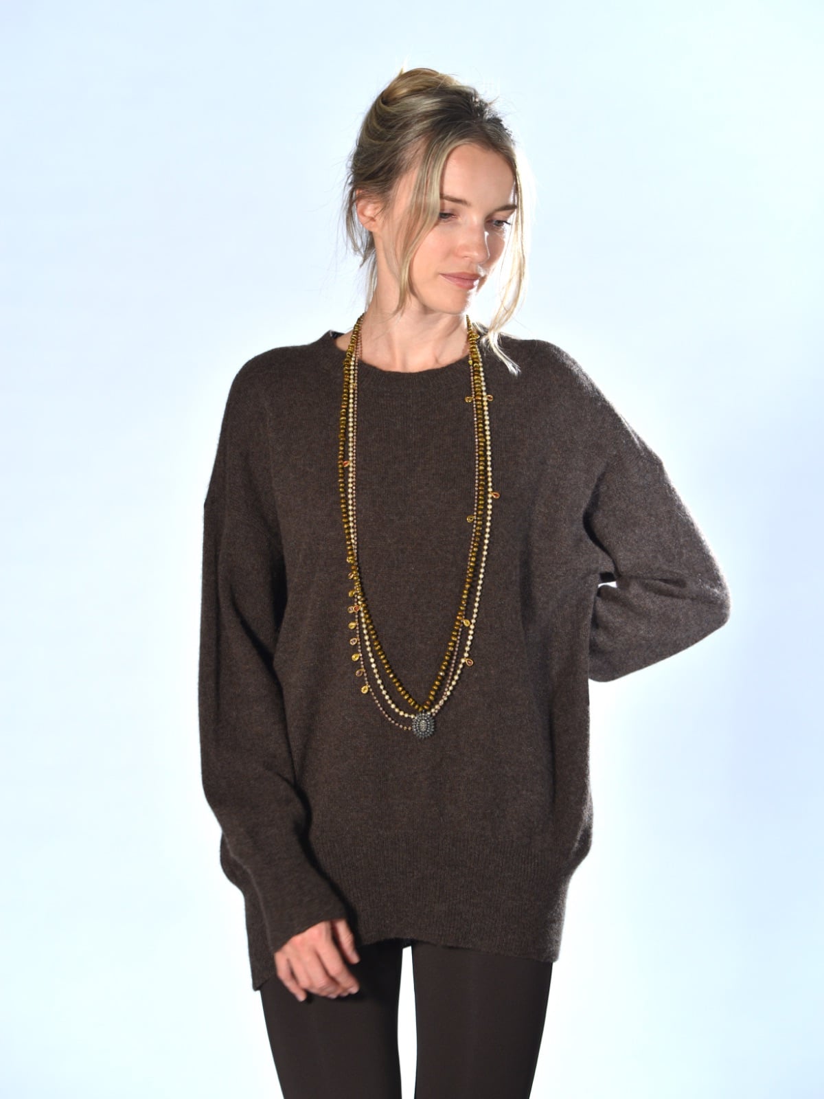 Maglia marrone oversize in cashmere leggero, con scollo tondo, spalla calata e fondo stondato, Marina Lari.