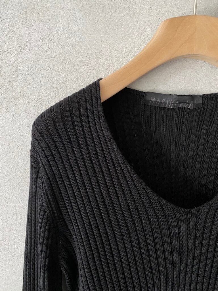 Maglia nera in seta a coste verticali con scollo a V Marina Lari 2