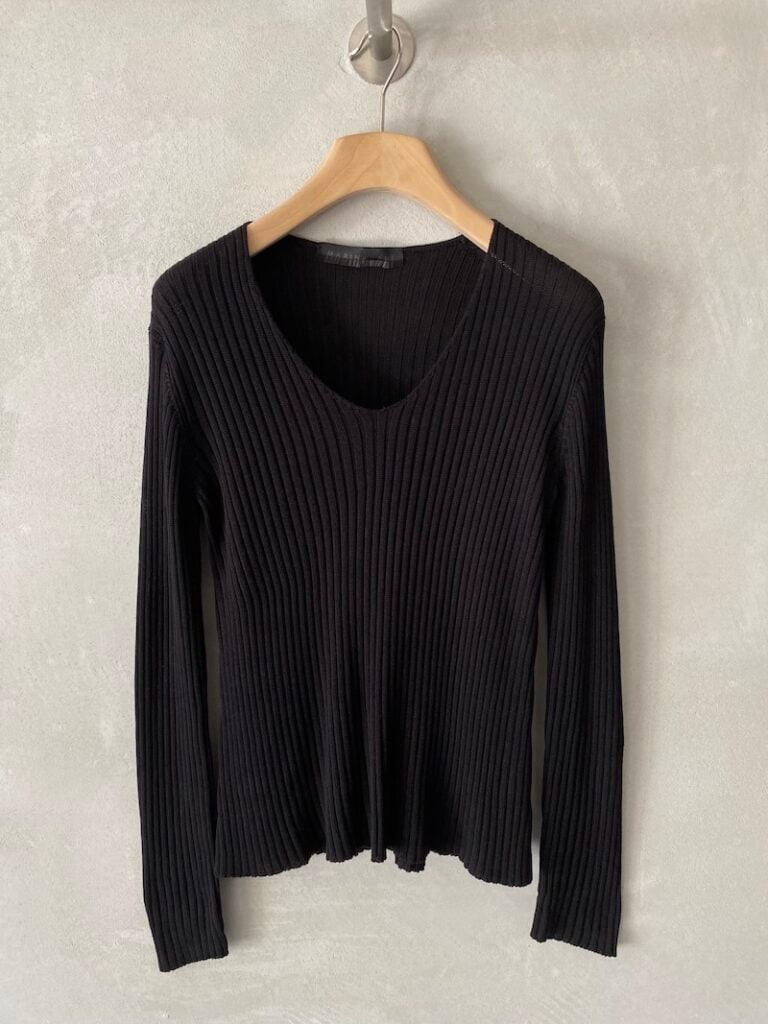 Maglia nera in seta a coste verticali con scollo a V Marina Lari