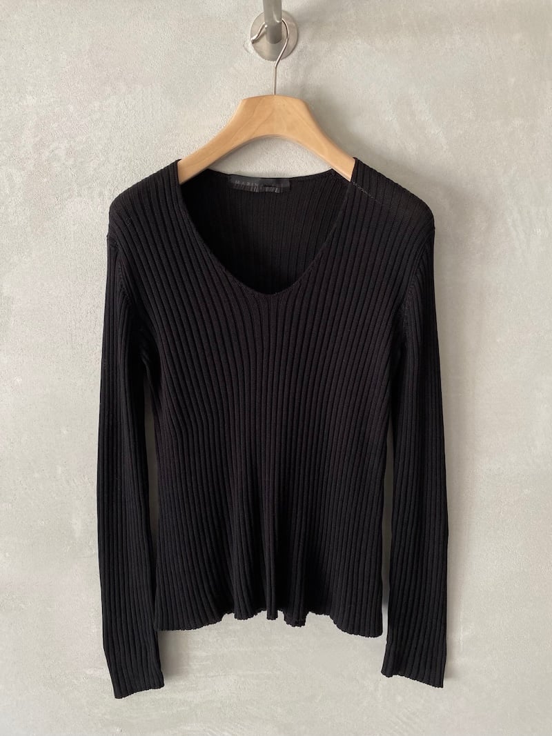 Maglia nera in seta con lavorazione a coste verticali, scollo a V, maniche lunghe e linea leggermente svasata, Marina Lari.