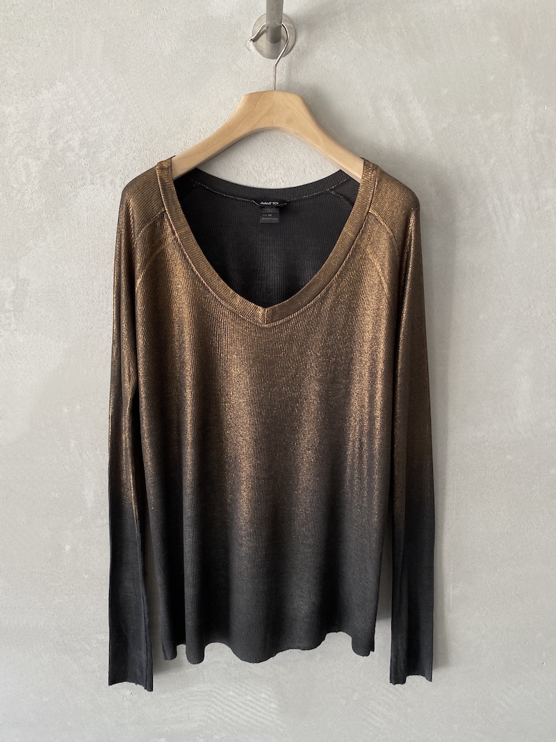 Maglia nera over in jersey elasticizzato di micromodal e seta, con lamina bronzo sfumata, scollo a V e maniche semiraglan, Avant Toi.
