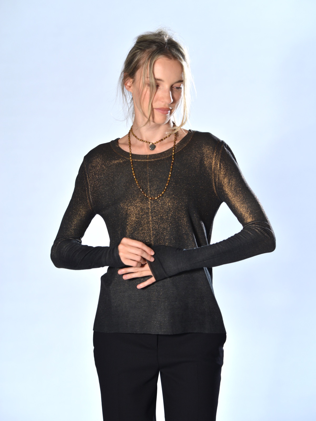 Maglia nera laminata bronzo in jersey elasticizzato di micromodal e seta, con scollo tondo e lavorazione a costine sottili, Avant Toi.