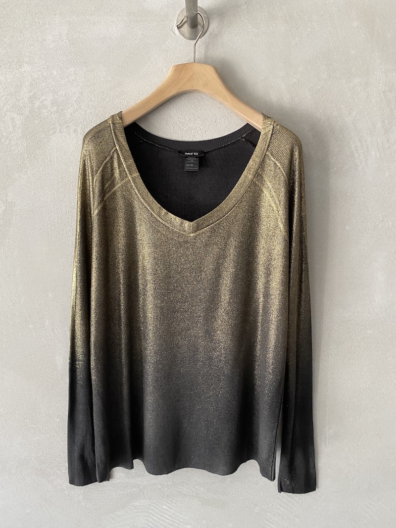 Maglia nera over in jersey elasticizzato di micromodal e seta, con lamina oro sfumata, scollo a V e maniche semiraglan, Avant Toi.