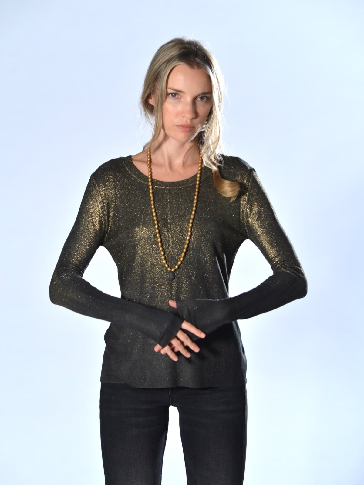 Maglia nera laminata oro in jersey elasticizzato di micromodal e seta, con scollo tondo e lavorazione a costine sottili, Avant Toi.