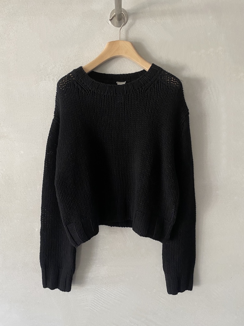 Maglia nera over boxy in lana e cashmere tinta unita, con lavorazione a maglia aperta, spalla calata e finiture a coste, Alessandro Aste.
