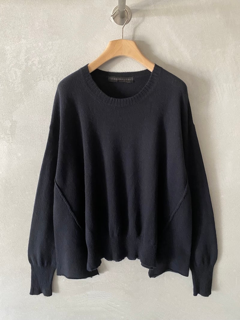 Maglia nera over in cashmere leggero, con spalla molto calata, cuciture sagomate a vista e fondo irregolare, Marina Lari.
