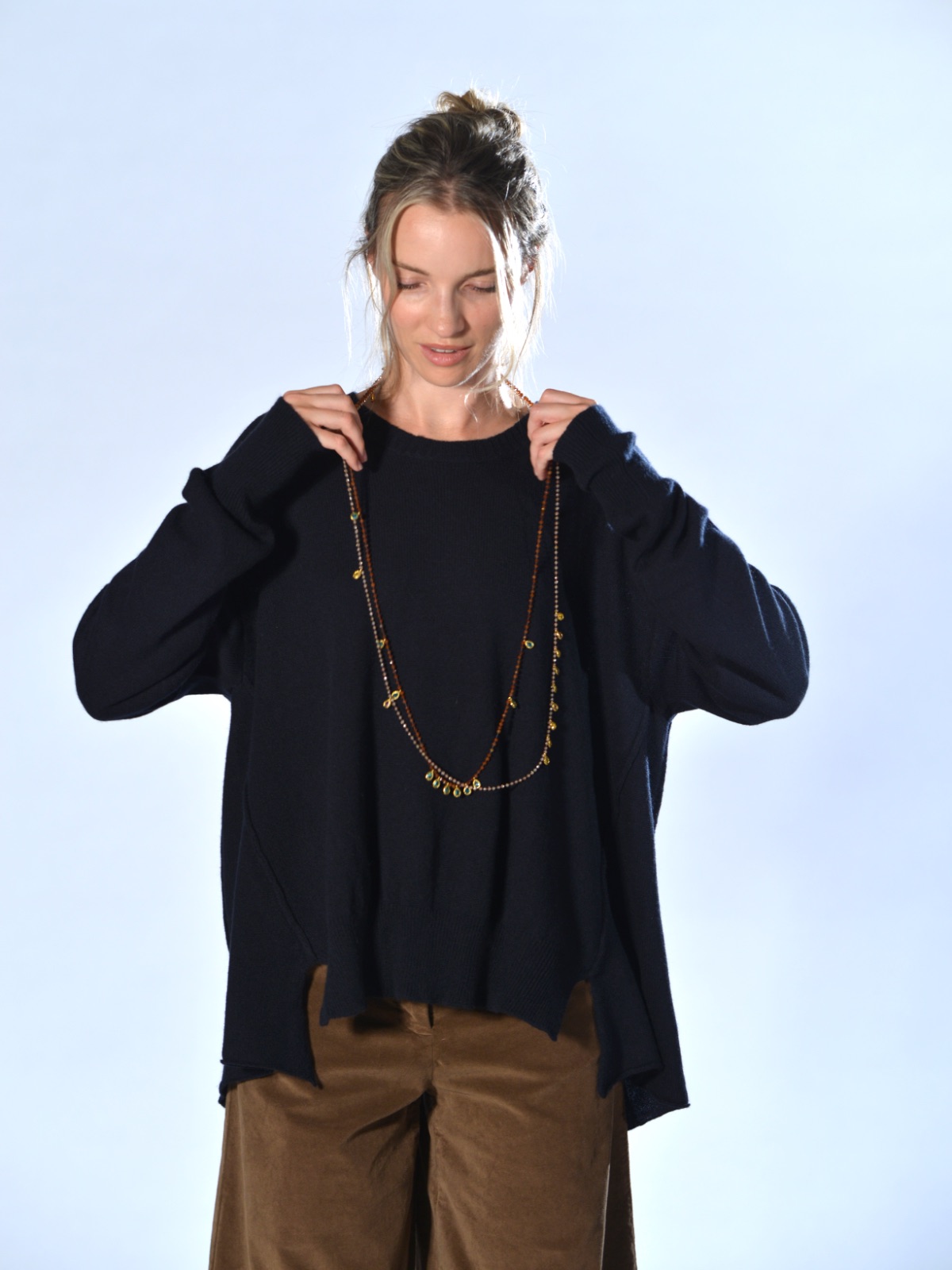 Maglia nera over in cashmere leggero con cuciture a vista Marina Lari 1