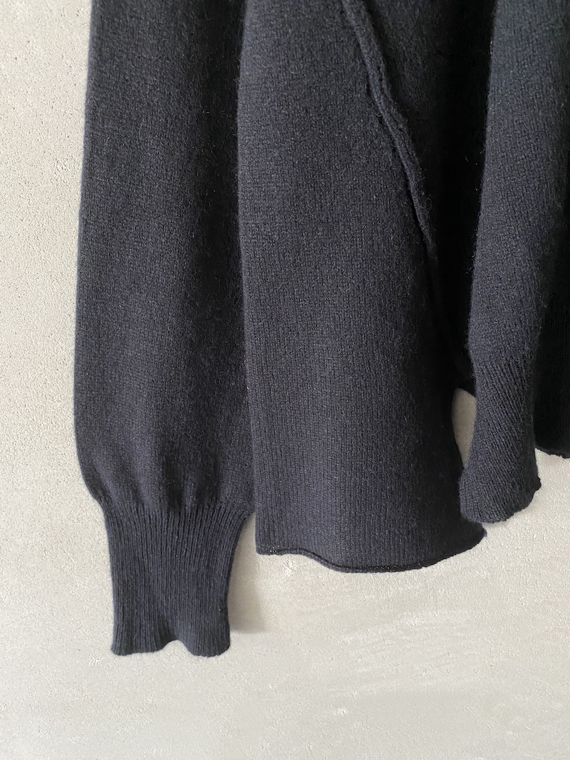 Maglia nera over in cashmere leggero con cuciture a vista Marina Lari