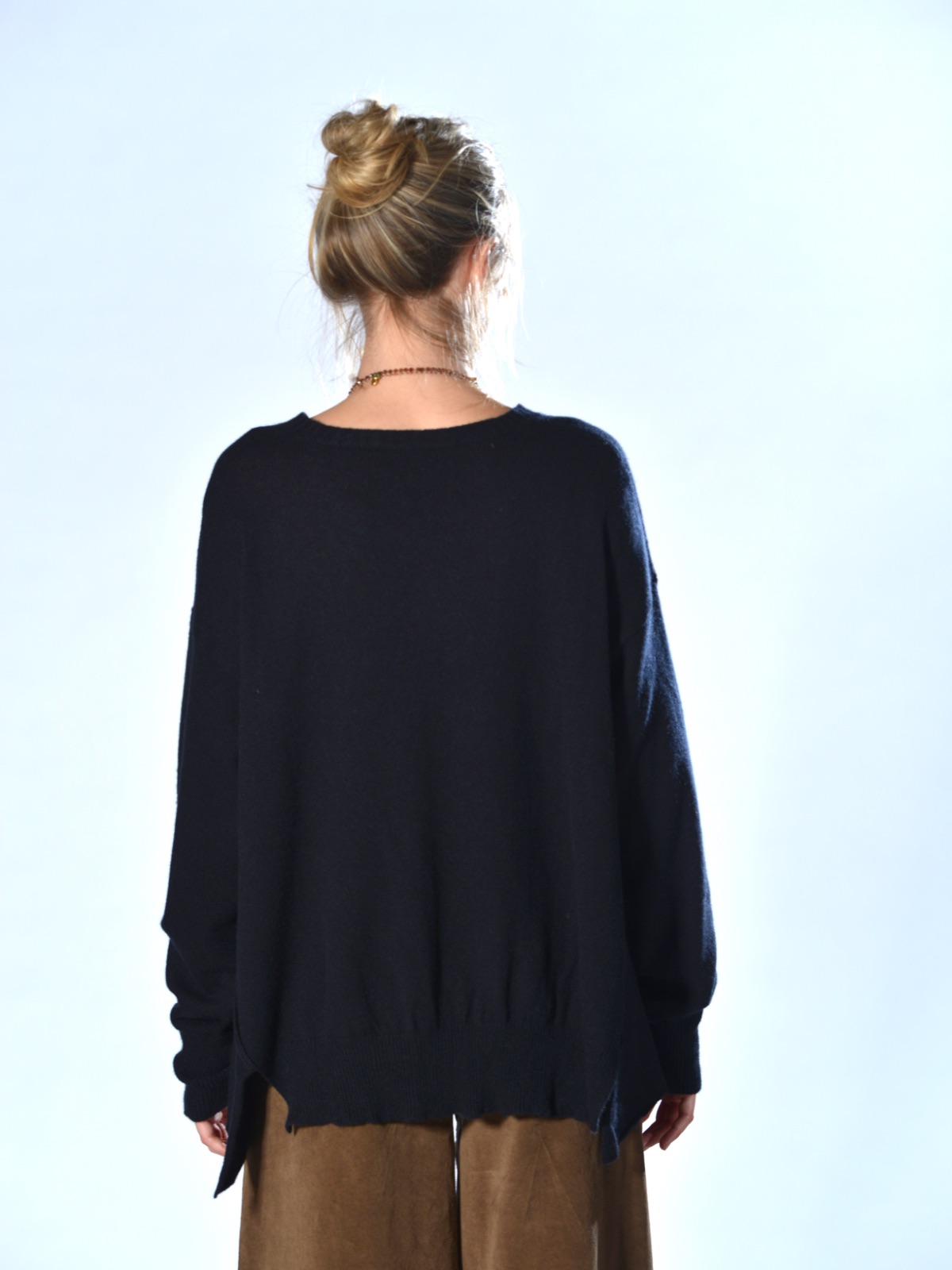 Maglia nera over in cashmere leggero con cuciture a vista Marina Lari 3