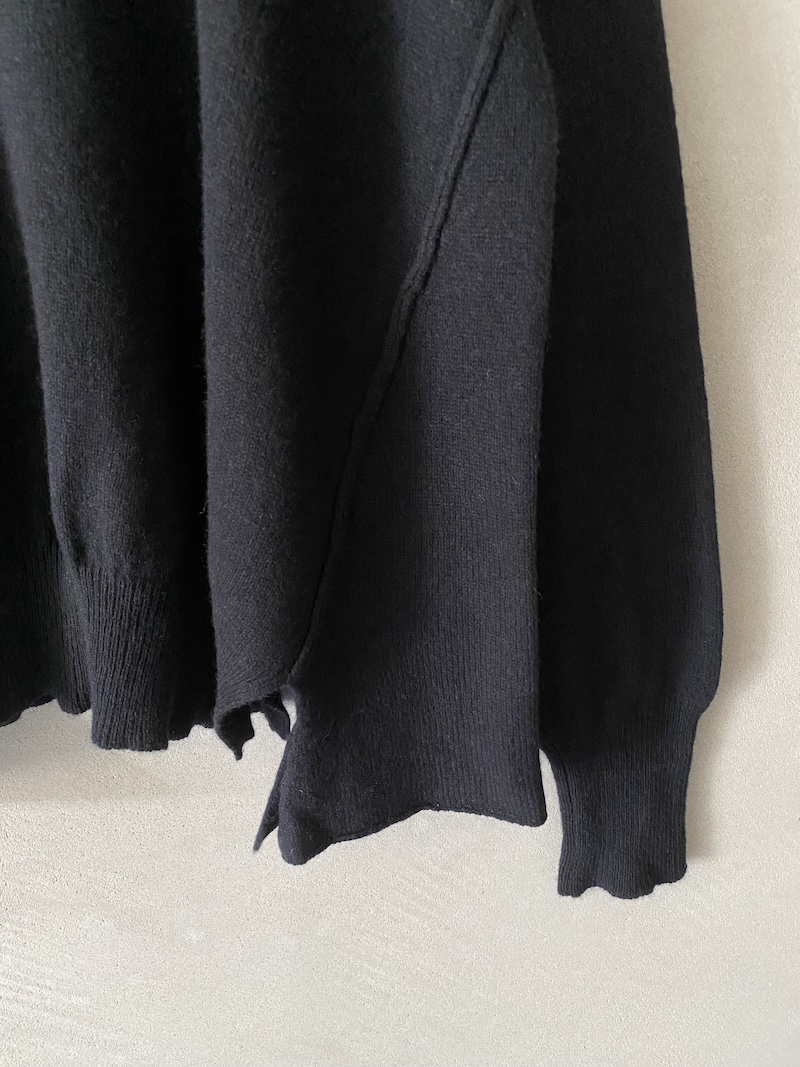 Maglia nera over in cashmere leggero con cuciture a vista Marina Lari