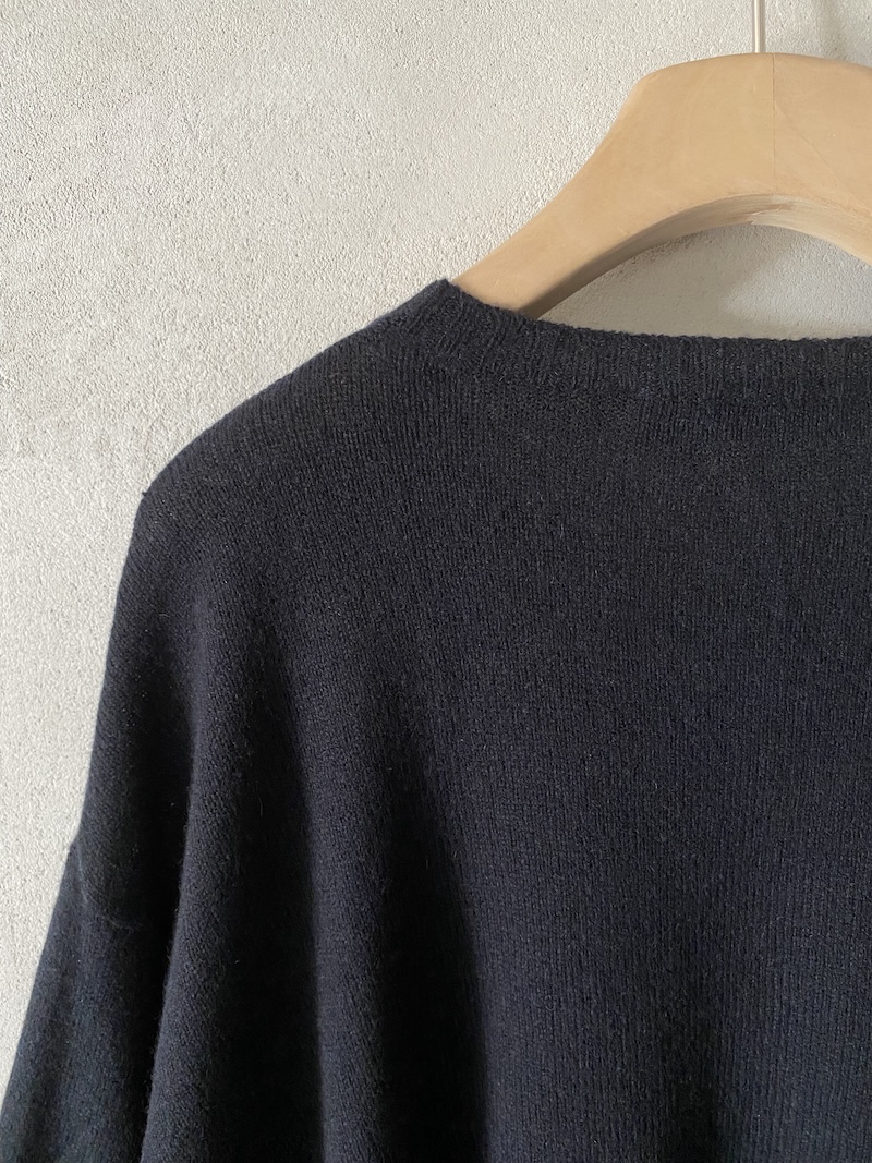Maglia nera over in cashmere leggero con cuciture a vista Marina Lari
