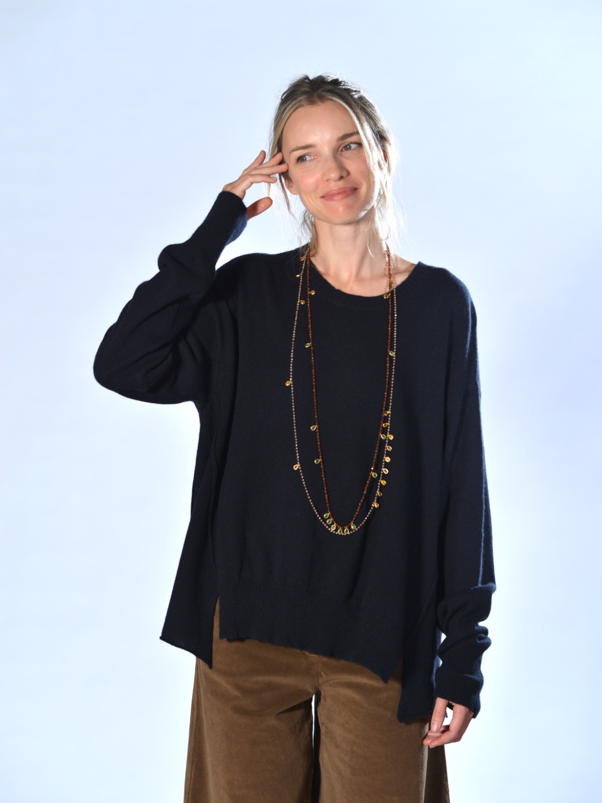 Maglia nera over in cashmere leggero, con spalla molto calata, cuciture sagomate a vista e fondo irregolare, Marina Lari.