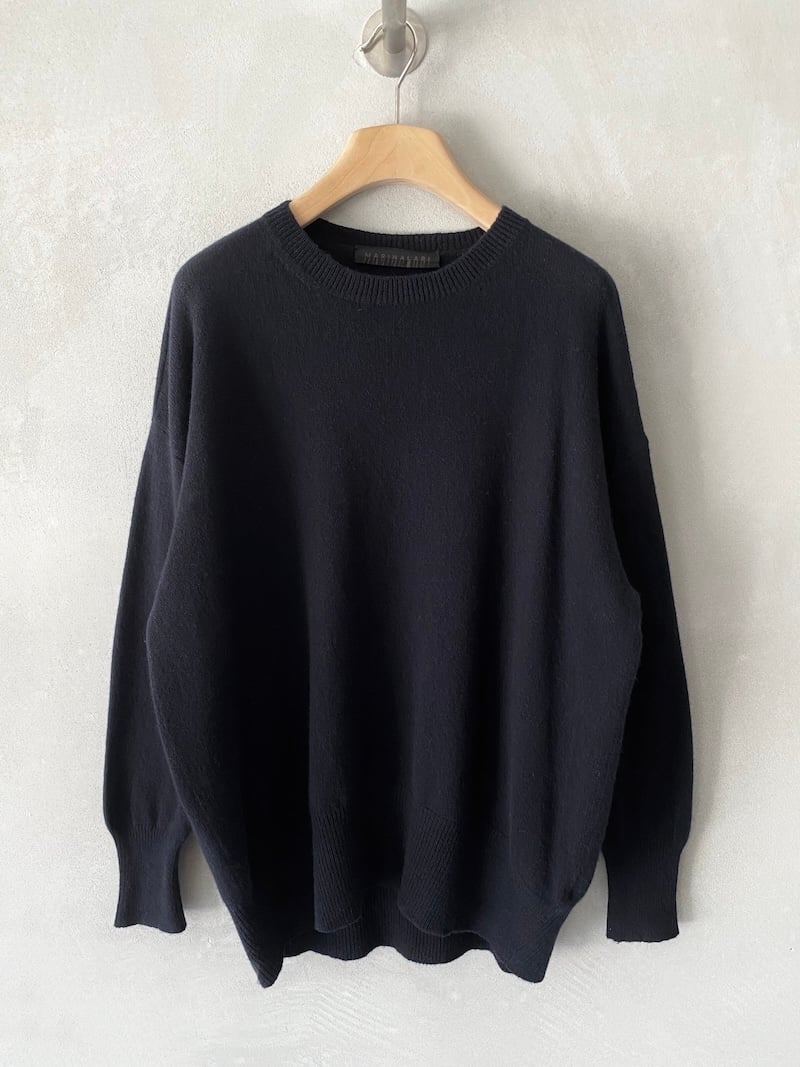 Maglia nera oversize in cashmere leggero, con scollo tondo, spalla calata e fondo stondato, Marina Lari.