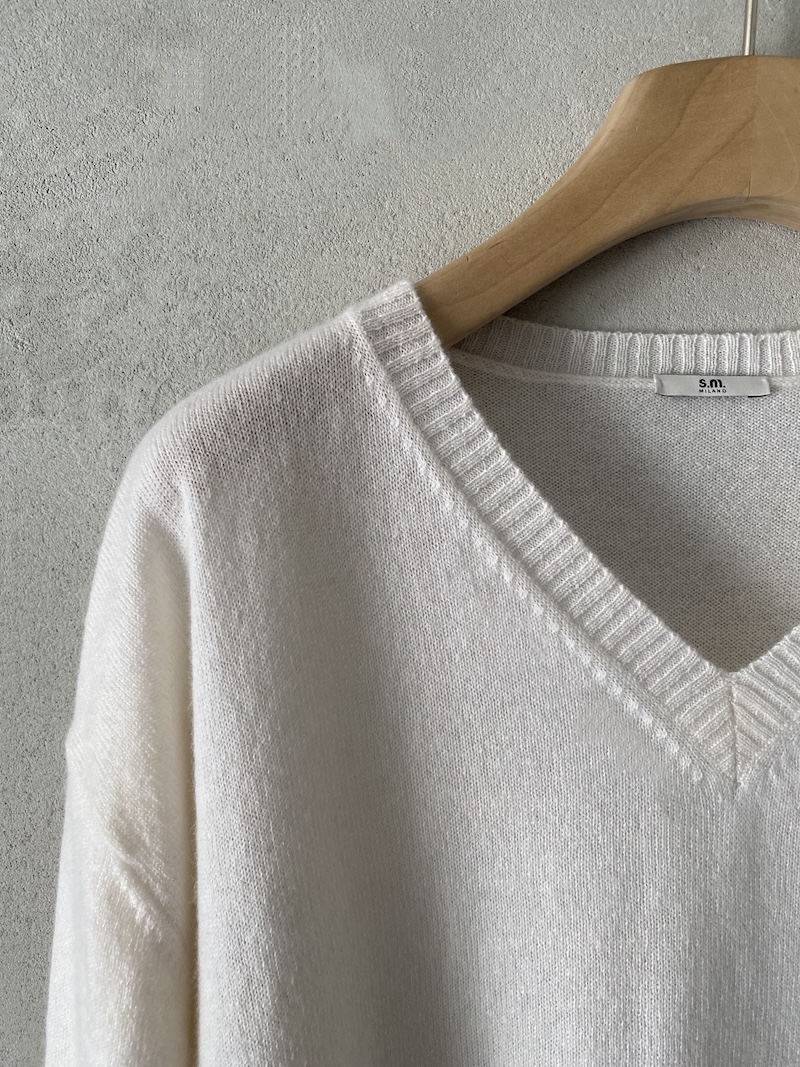 Maglia over in cashmere con scollo a V e lavorazione a coste colore bianco - MSM MILANO 2