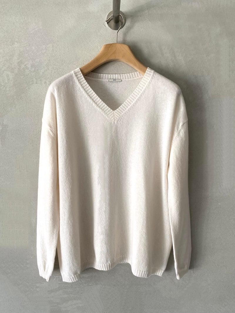 Maglia over in cashmere con scollo a V, spalla calata, maniche lunghe e finiture lavorate a coste colore bianco - MSM MILANO