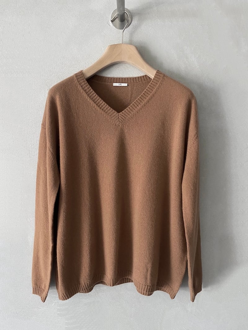 Maglia over in cashmere con scollo a V, spalla calata, maniche lunghe e finiture lavorate a coste colore cammello - MSM MILANO