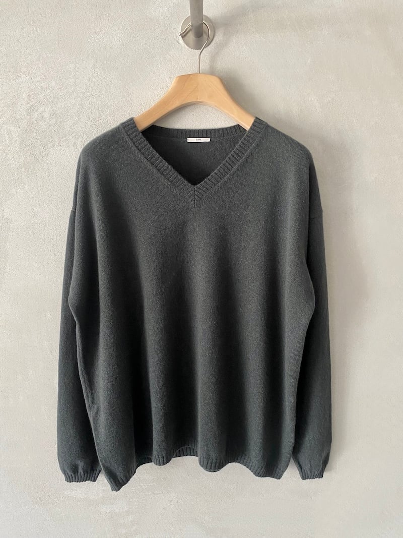 Maglia over in cashmere con scollo a V, spalla calata, maniche lunghe e finiture lavorate a coste colore verde - MSM MILANO