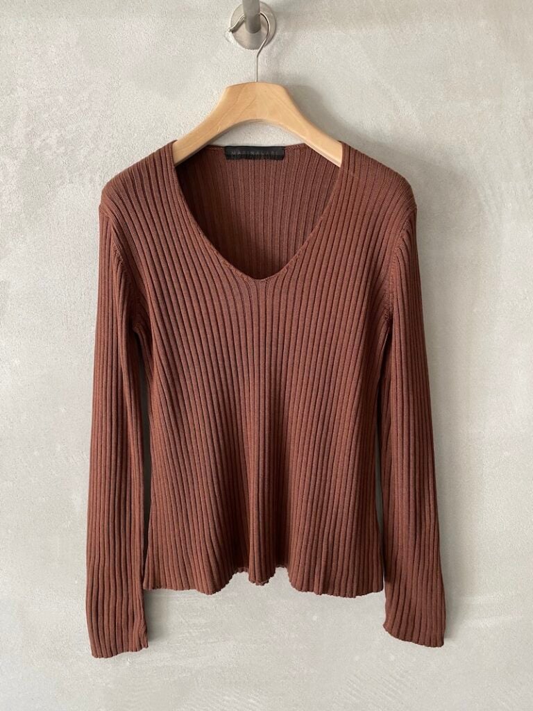 Maglia ruggine in seta a coste verticali con scollo a V Marina Lari