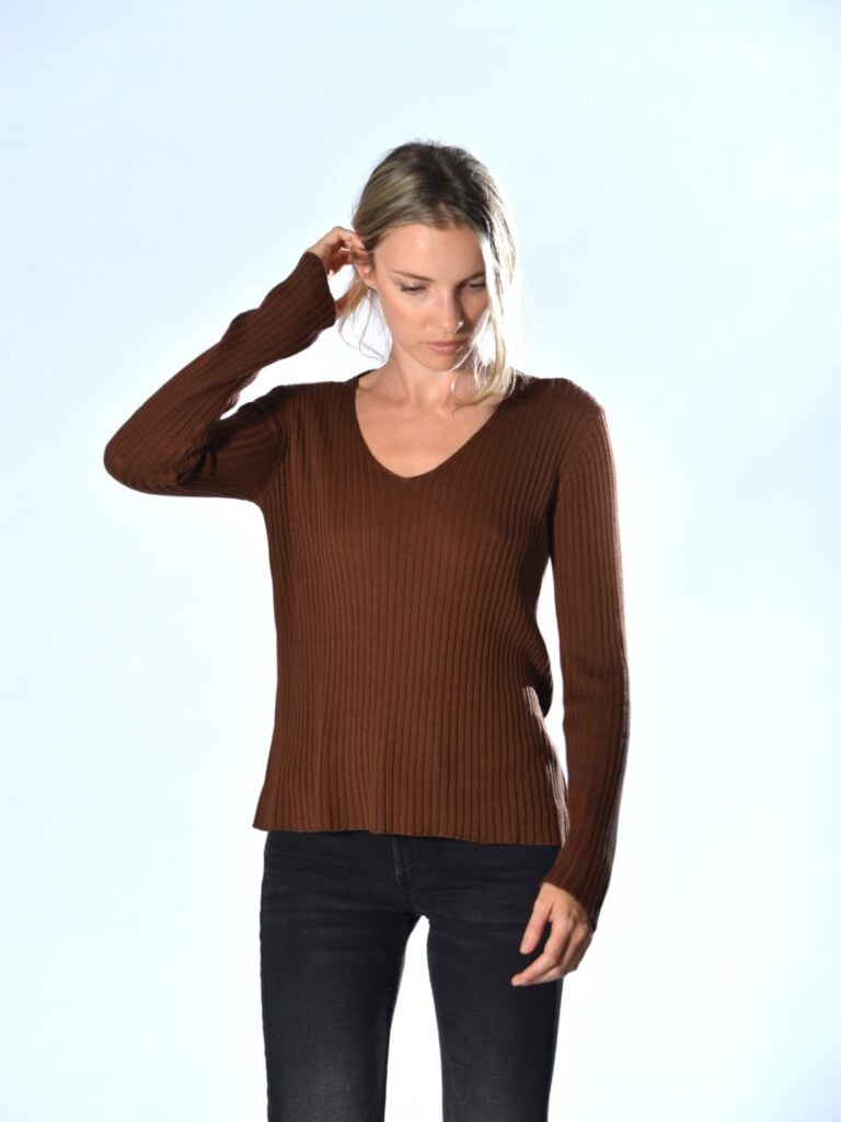 Maglia ruggine in seta a coste verticali con scollo a V Marina Lari