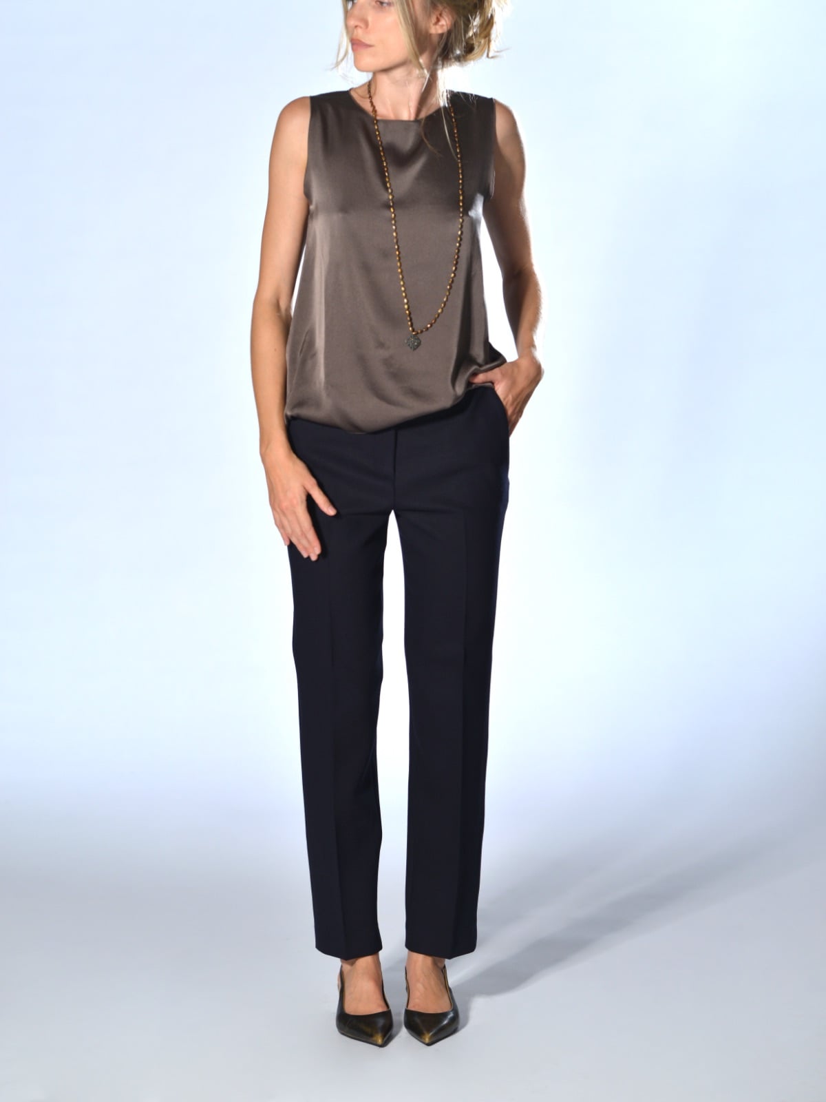 Pantaloni a sigaretta in lana elasticizzata con vita media, gamba affusolata, tasche laterali oblique e piega stirata colore blu - TRUE ROYAL