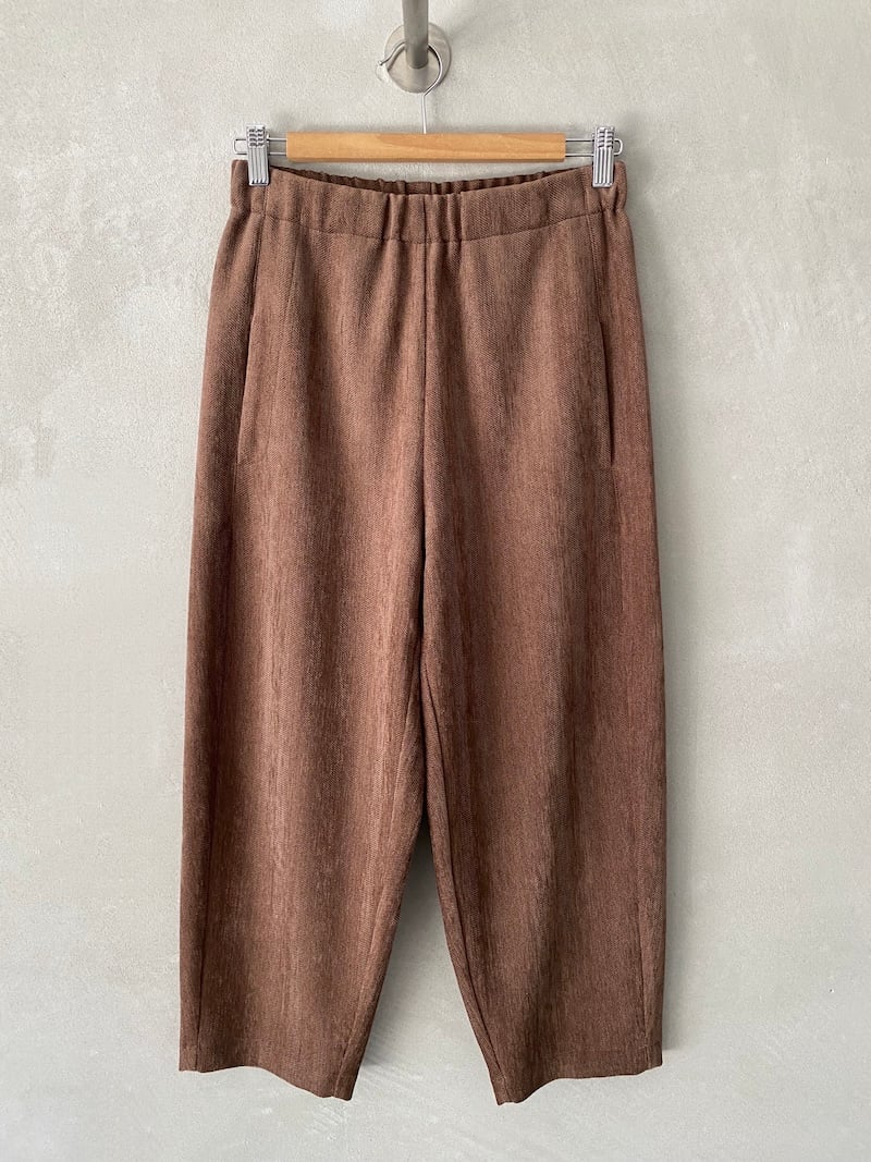 Pantaloni marrone rosato alla caviglia in tessuto spigato elasticizzato, con gamba ampia, vita alta elasticizzata e cavallo sceso, Marina Lari.