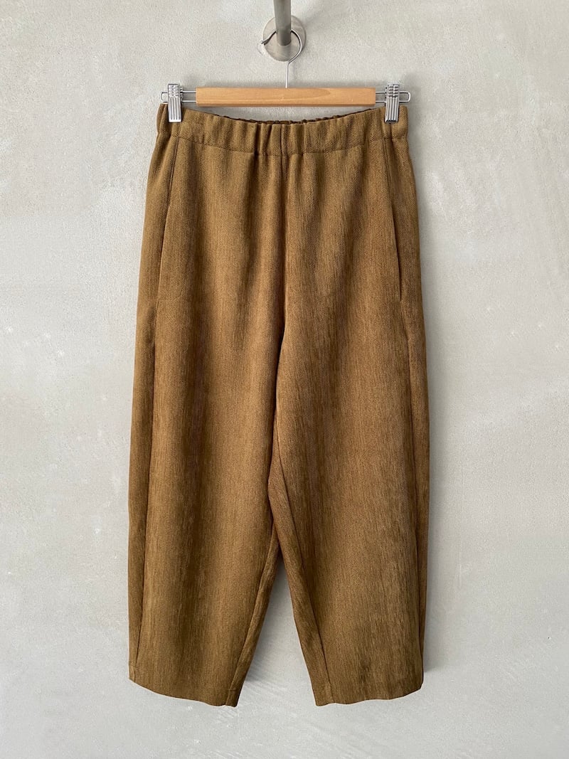 Pantaloni senape alla caviglia in tessuto spigato elasticizzato, con gamba ampia, vita alta elasticizzata e cavallo sceso, Marina Lari.