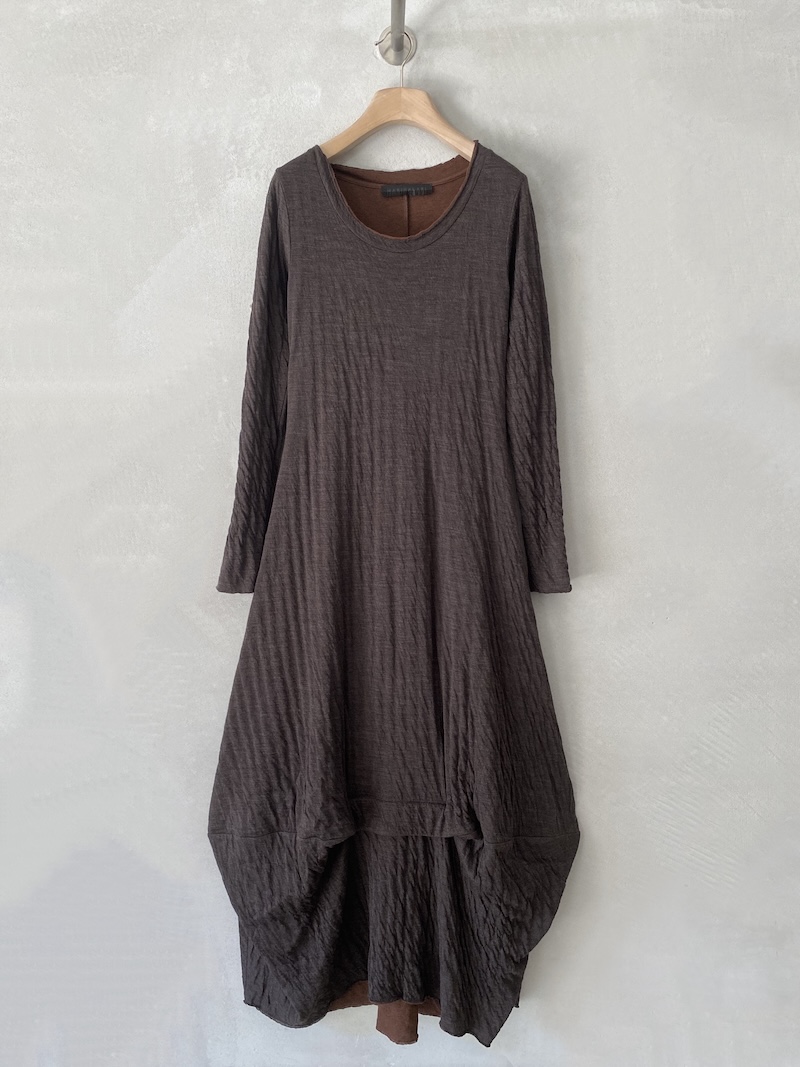 Abito lungo marrone in maglina goffrata e doppiata, con linea aderente sul torace, fondo ampiamente svasato e asimmetrico, Marina Lari.