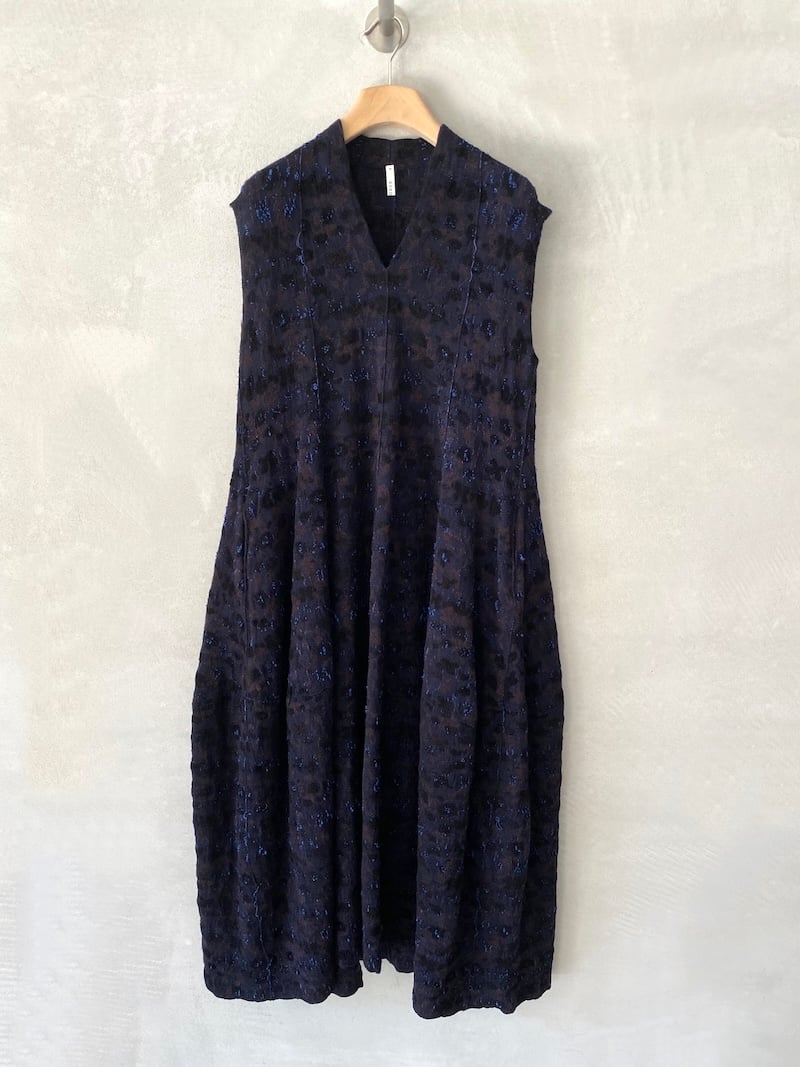Abito lungo oversize blu in tessuto jacquard con lavorazioni a contrasto, scollo a V, spalla calata e linea svasata, Boboutic.