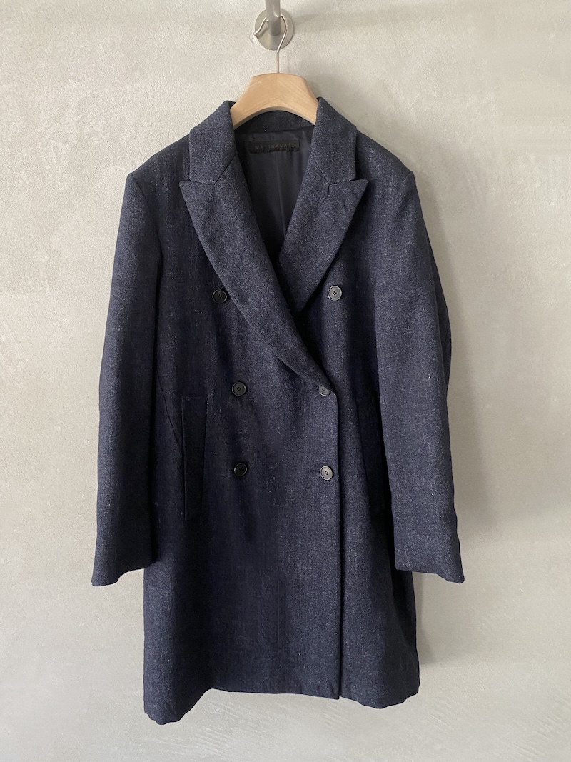 Cappotto tre quarti doppiopetto blu in lino e lana, con collo a punte a lancia, spalla calata e tasche verticali, Marina Lari.
