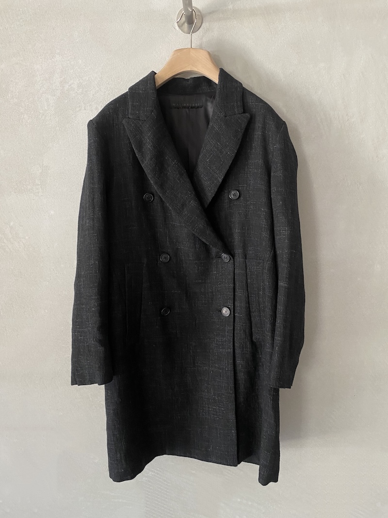 Cappotto tre quarti doppiopetto nero in lino e lana, con collo a punte a lancia, spalla calata e tasche verticali, Marina Lari.
