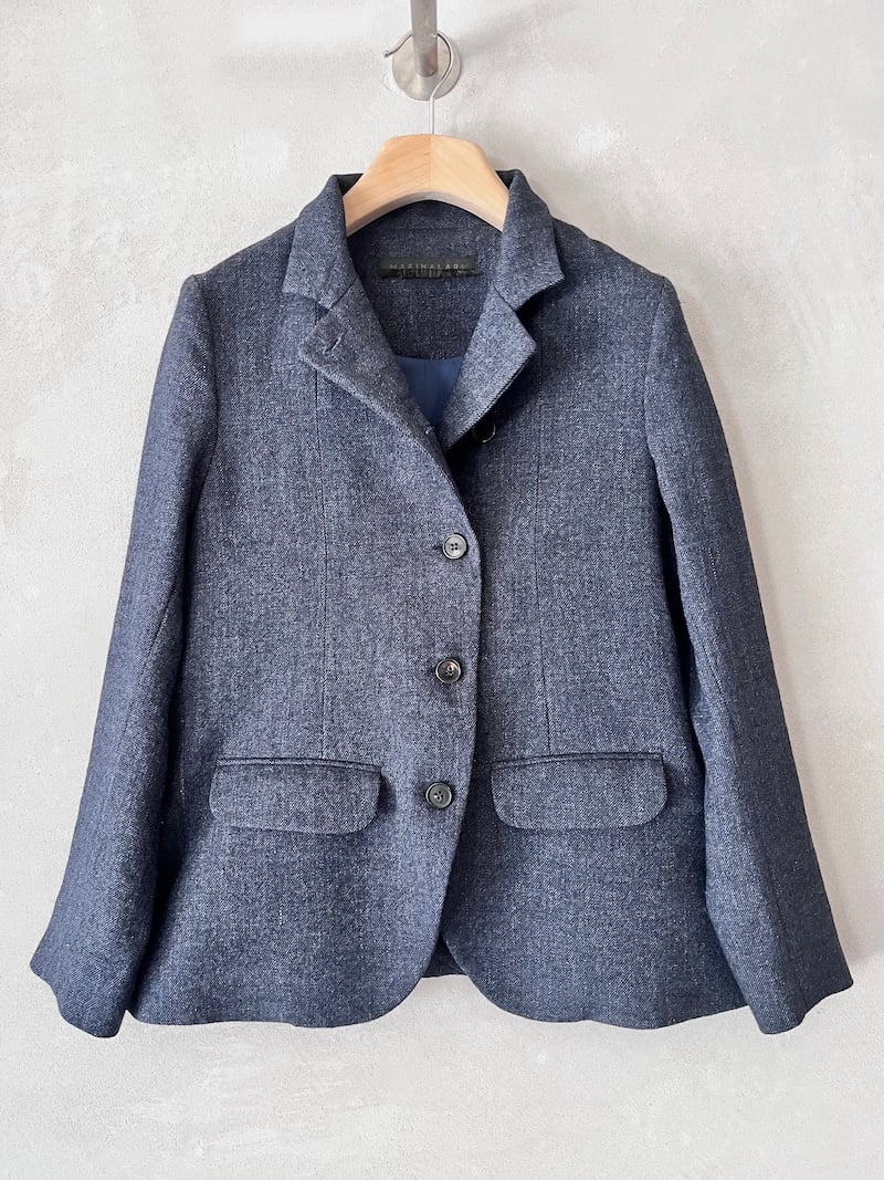 Giacca monopetto blu in lino e lana, con collo alto, revers asimmetrico, tasche a filetto con patta e fondo stondato, Marina Lari.